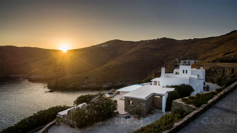 Sonnenuntergang über großen Luxus-Pool Villa Syros Griechenland