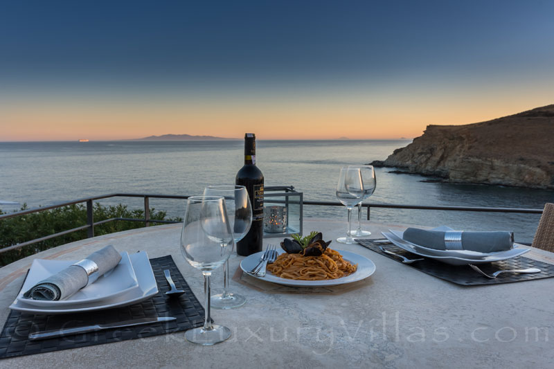 Speisen Sie mit Blick auf den Sonnenuntergang Luxusvilla Syros Griechenland