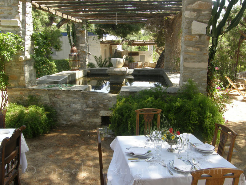 Dining at the garden of villa for large groups in Syros