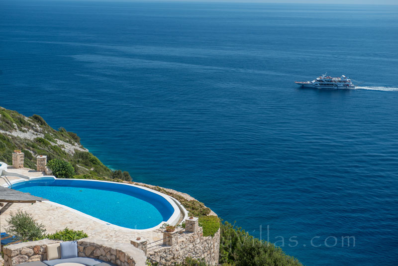 A villa in front of the sea with a pool in Zakynthos